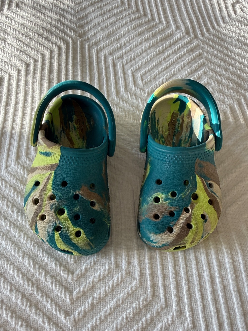 Kids Teal & Green Patterned Crocs Sandals size 6